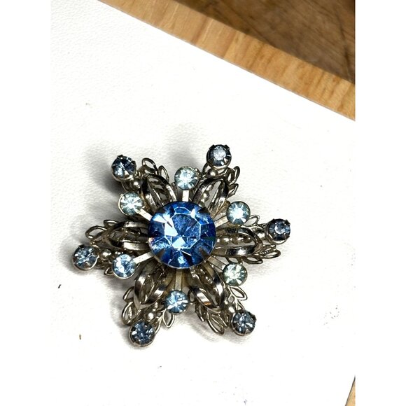 Vintage Snowflake Brooch With Blue Rhinestones & Silver Filigree Design In Gift - Picture 2 of 8